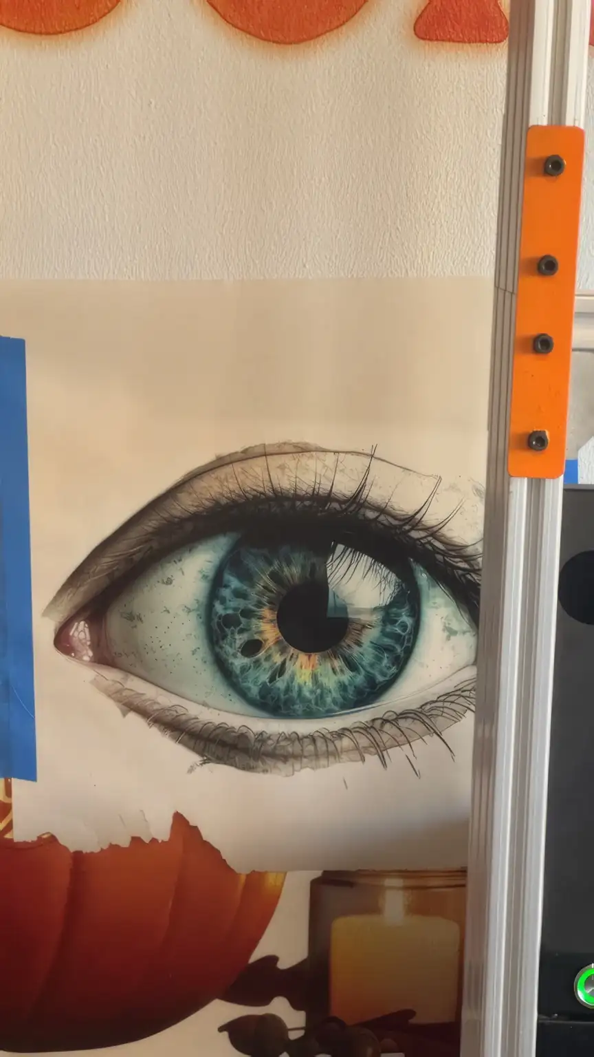 Fotorealistisch auf eine Wand gedrucktes Auge — Detailaufnahme