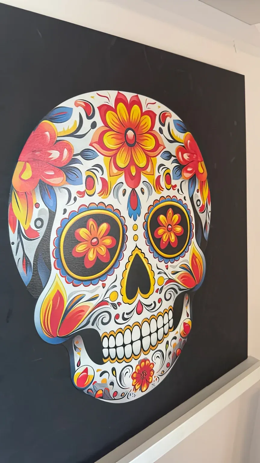Farbenfroher Calavera-Totenkopf als Kunstdruck auf der Wand